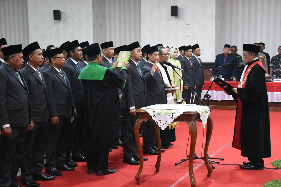 Para anggota DPRD dilantik dan diambil sumpah jabatan oleh ketua PN Situbondo, beberapa waktu lalu. Sebagian dari wakil rakyat ini diduga ikut kampanye secara aktif.