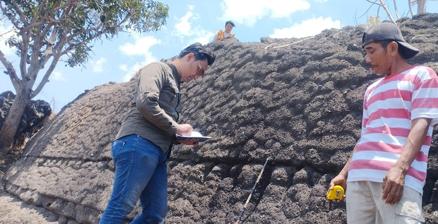 TEMUAN BATU: Salah satu arkeolog musium Balumbung, mengkukur dimensi ODCB struktur batu bata berelief di Dusun Bhnedusa, Desa Jatisari, Kecamatan Arjasa, Minggu (6/10).