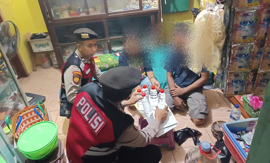 OPERASI MIRAS:Tim Sabhara Polres Situbondo mengamankan miras dari salah satu toko di Kecamatan Panarukan, Kamis malam (3/10).