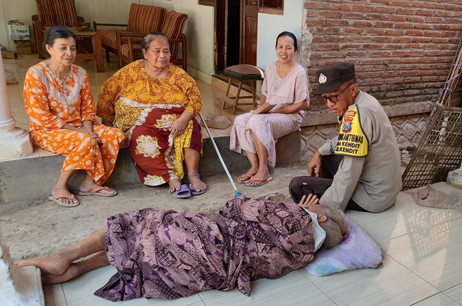 KORBAN RUMAH ROBOH: Anggota Polsek melihat kondisi Sunaya, 87, warga Kampung Karang Anyar Barat, Desa Kecamatan Kendit, Senin (7/10).