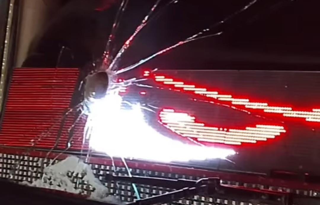 Bus yang dilempar batu saat melintas di pantura Situbondo. (tangkapan layar video viral)