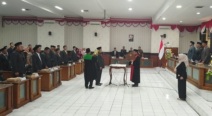 RESMI: Ketua PN Situbondo Achmad Rasjid SH melantik dan mengambil sumpah jabatan Andi Handoko sebagai wakil ketua DPRD Periode 2024-2029 di DPRD Situbondo, Senin (7/10)