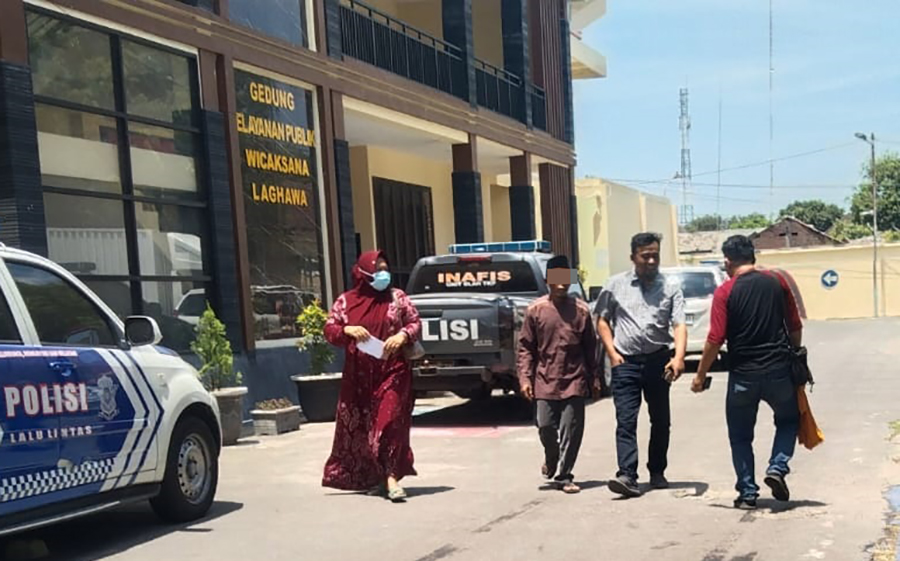 SDR, 42, (dua dari kiri) oknum guru ngaji di Kecamatan Jangkar, menghadiri panggilan penyidik Polres Situbondo, didampingi istri dan kuasa hukumnya, Rabu (8/10).