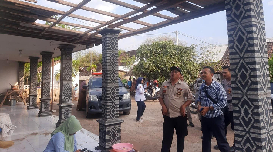 RUSAK RINGAN: Anggota BPBD Situbodno meninjau rumah disapu angin kencang, di Desa Kandang, Kecamatan Kapongan, Rabu (8/10).