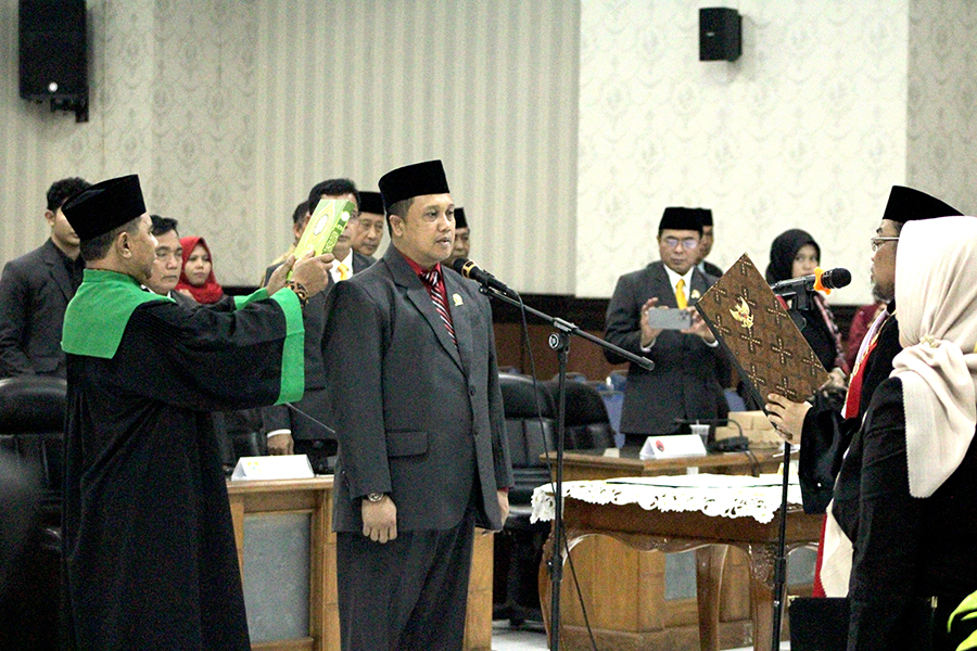 WAKIL KETUA DPRD: Ketua DPC PDI Perjuangan Andi Handoko dilantik dan diambil sumpah jabatan oleh Ketua PN Situbondo di ruang rapat paripurna DPRD. Selasa (8/10)