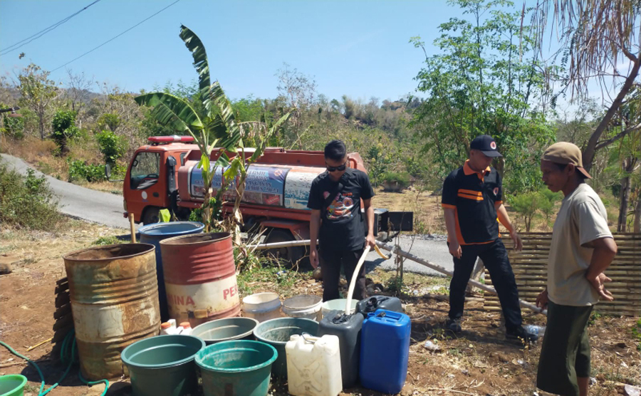 CERAH: Petugas BPBD mengisi tandon air yang ada di rumah warga Dusun Belengguen, Desa Sumberwaru, Kecamatan Banyuputih, Kamis (10/10).