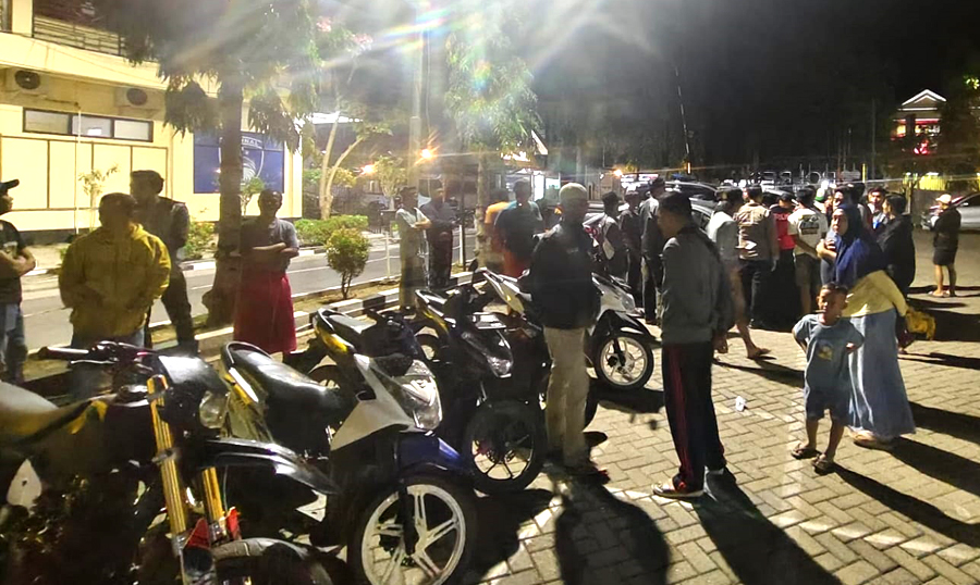 TAK BERKUTIK: belasan anak terciduk di Jalan Lingkar Utara, Desa Duwet, Kecamatan Panarukan, Kamis malam (10/10).