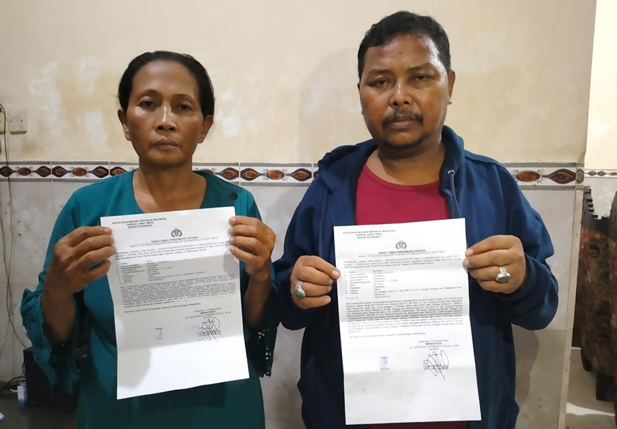 CARI KEADILAN: Arjo, 54, dan istrinya Suhani, 55, warga Kampung Karang Anyar, Desa Tanjung Pecinan, Kecamatan Mangaran, menunjukkan bukti laporan, Minggu (13/10).