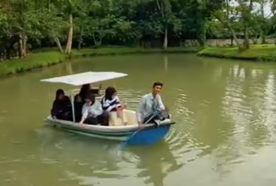 Wisatawan saat mendayung di Jember Mini Zoo. (ig @jemberminizoo)