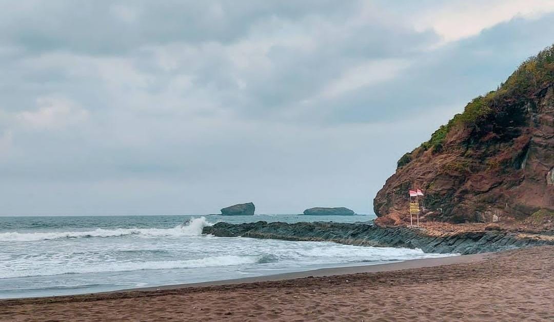 Pemandangan di Pantai Watu Ulo. (Khoirul Rizal/RadarSitubondo.id)