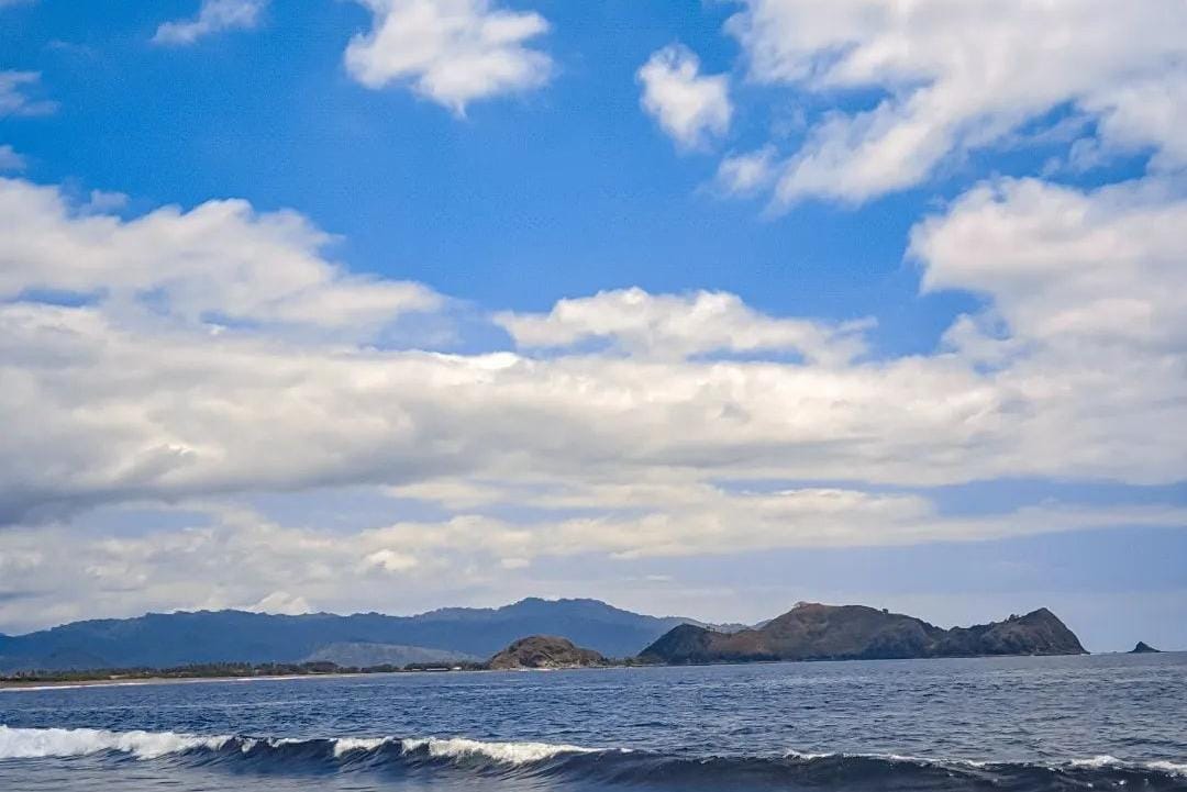 Pantai Watu Ulo di Jember. (Khoirul Rizal/RadarSitubondo.id)