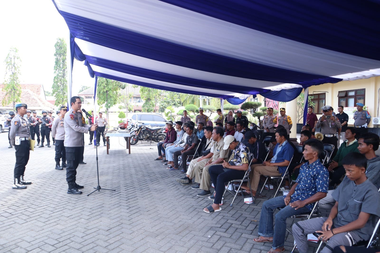 Orang tua remaja yang dipanggil. (Khoirul Rizal/RadarSitubondo.id)