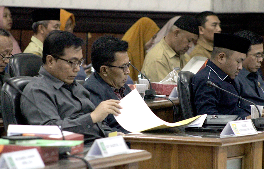 SIBUK: Anggota DPRD Situbondo mengikuti rapat paripurna pembetukan pansus pengawasan pilkada serentak di Gedung DPRD Situbondo, Senin (14/10).
