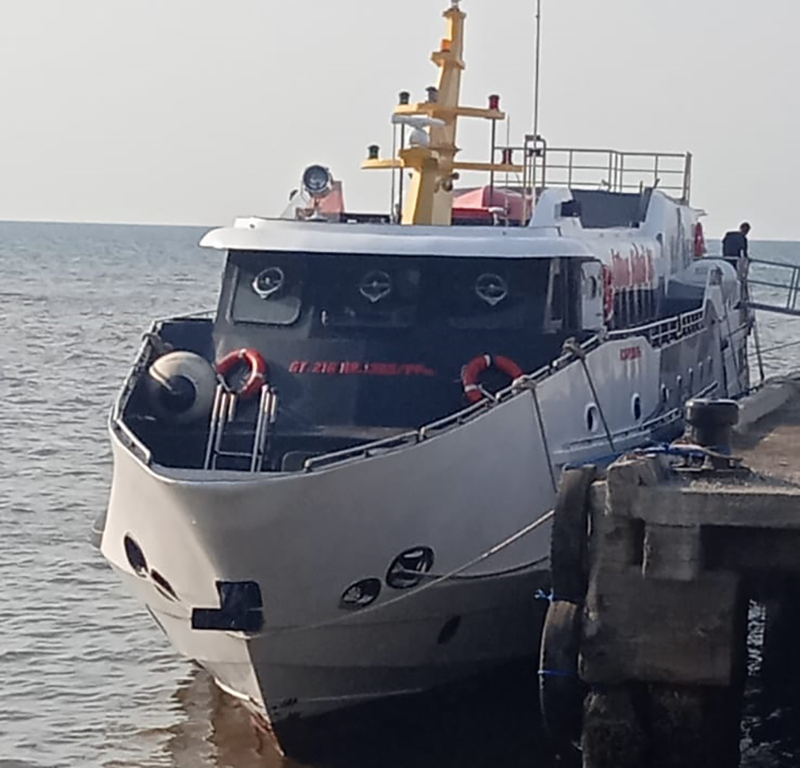 FASILITAS BARU: Satu unit kapal cepat bersandar di Pelabuhan Jangkar Situbondo, Senin (14/10).