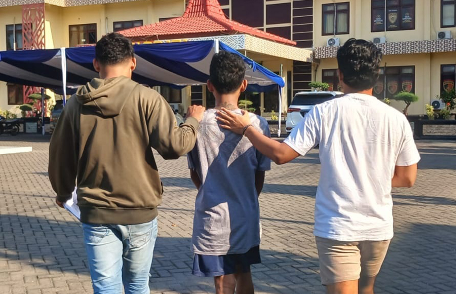 TAK BERDAYA: MA, 22, warga Kecamatan Besuki digelandang ke Mapolres Situbondo, Senin (14/10).