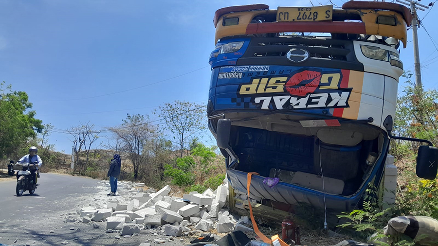 KECELAKAAN: Truk Hino bernopol S 8797 UJ terbalik di jalan tembus, Desa Kotakan, Kecamatan/Kota, Situbondo, Rabu (16/10).