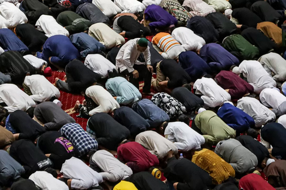 Ilustrasi umat muslim melaksanakan shalat. (Salman Toyibi/Jawa Pos)