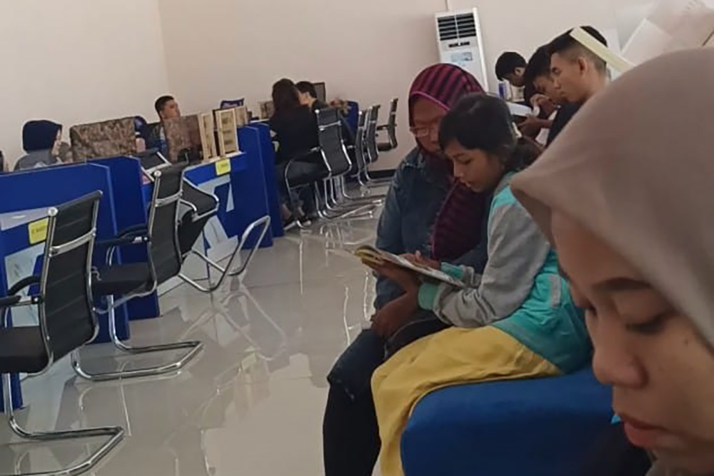 RAMAI: Warga antre menunggu dilayani petugas di MPP, Desa Wringinanom, Kecamatan Panarukan, Jumat (18/10).