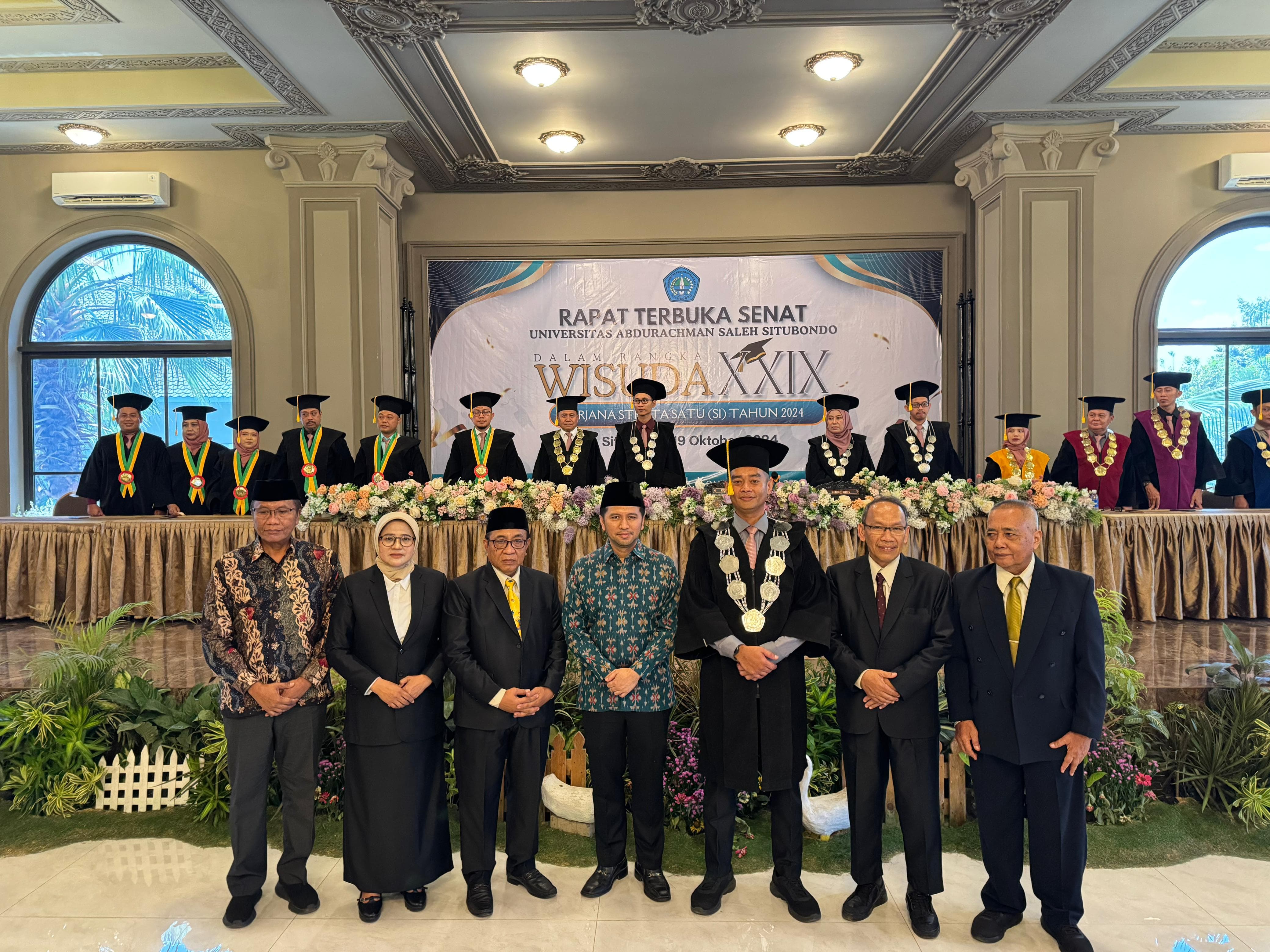 MEMBANGGAKAN: Emil dalam wisuda XXIX Universitas Abdurachman Saleh Situbondo