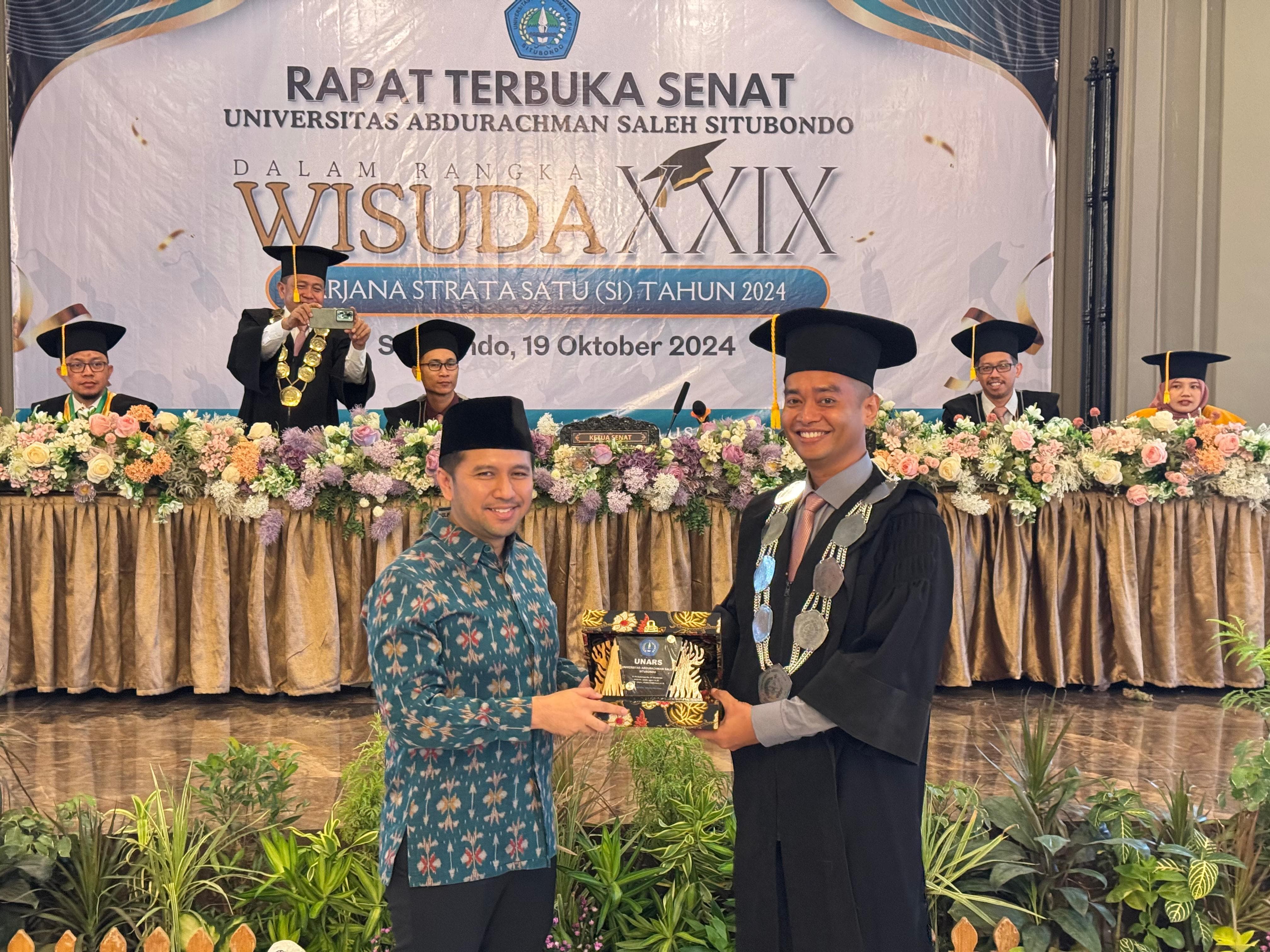 DUKUNGAN PENUH: Emil saat hadir dalam sesi wisuda XXIX Universitas Abdurachman Saleh Situbondo