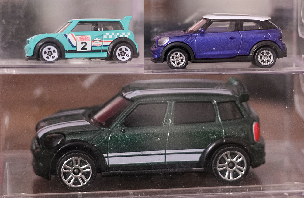 ENGLAND: Beberapa produsen diecast memproduksi miniatur mobil Mini.