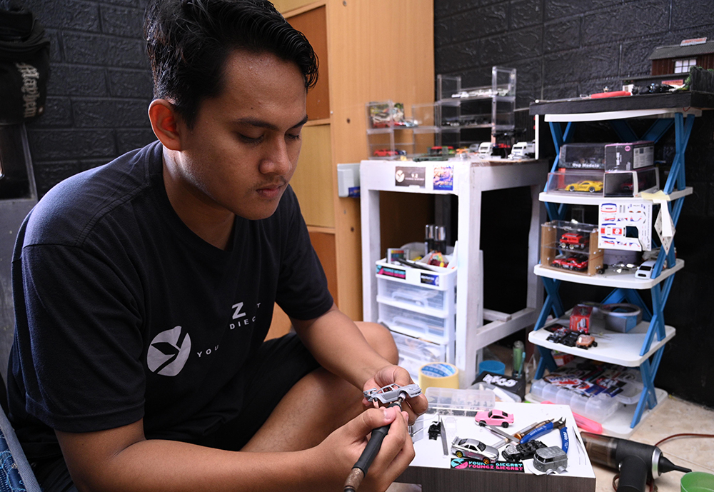 KREATIF: Yogi Rahmatullah merakit sendiri miniatur mobil secara custom di rumahnya.