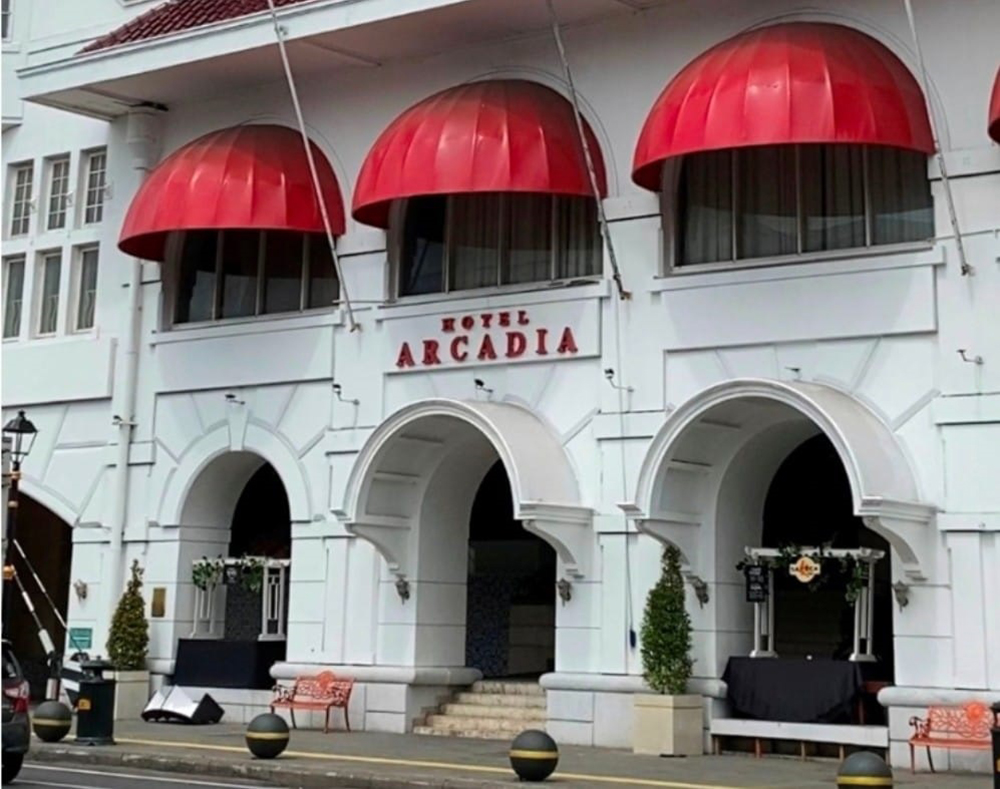 Bangunan Hotel Arcadia yang berarsitektur Eropa klasik menjadi spot foto menarik di Kota Tua Surabaya.