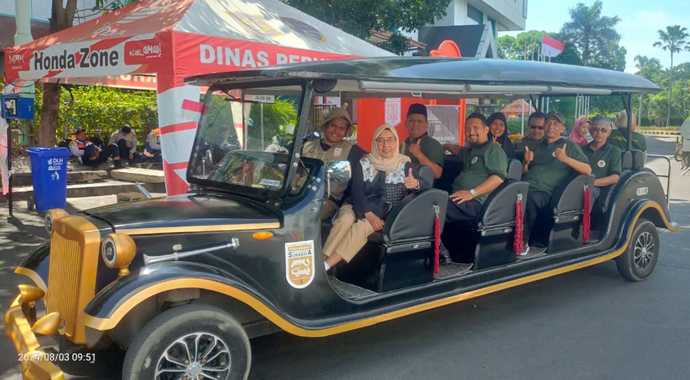 Rombongan pengunjung Kota Tua Surabaya asal Banyuwangi menikmati tour mobil listrik klasik Toerwagen.