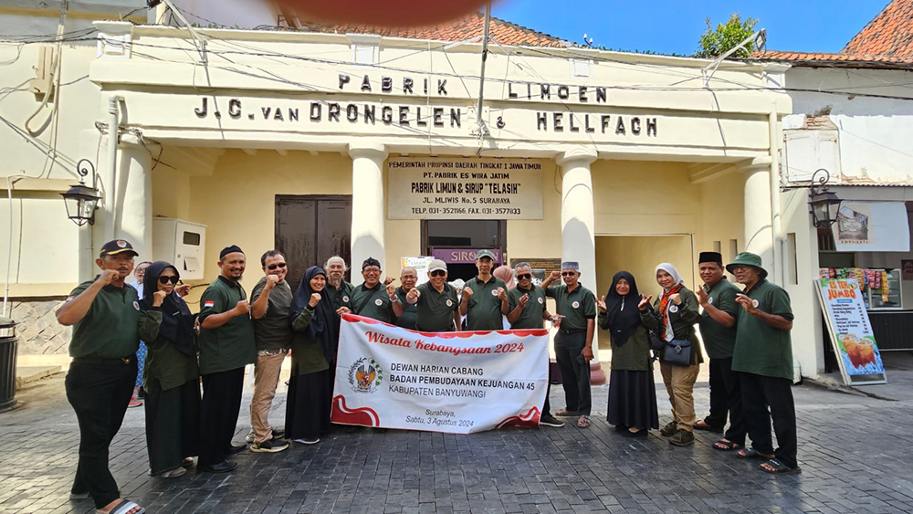 Rombongan pengunjung Kota Tua Surabaya asal Banyuwangi foto bersama di depan pabrik limun Siropen.