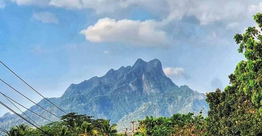 Gunung Ringgit atau Gunung Putri Tidur Situbondo. (Khoirul Rizal/RadarSitubondo.id)