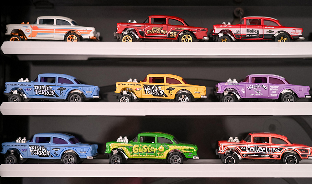 BERBARIS: Deretan mobil die cast tipe sedan retro klasik disimpan dalam wadah khusus.