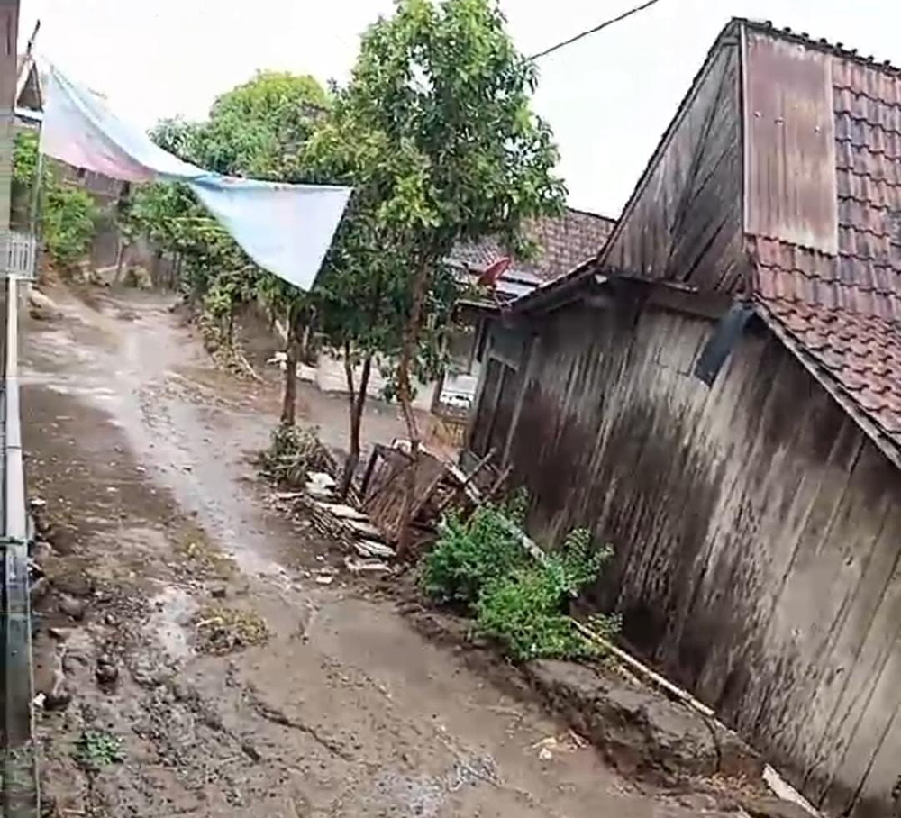 HUJAN PERDANA: Salah satu sudut Desa Selowogo, Kecamatan Bungatan, paska hujan, Minggu (20/10).