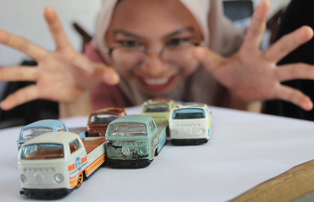 PENGALAMAN: Perlu hati-hati untuk membeli diecast secara daring.