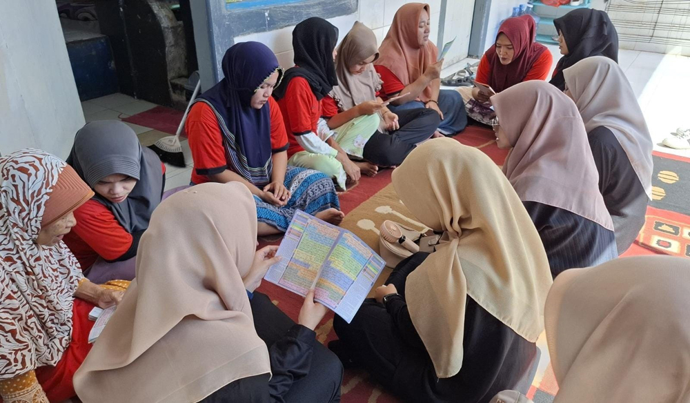 KAUS MERAH: Warga Binaan Pemasyarakatan (WBP) Rumah Tahanan (Rutan) kelas IIB Situbondo, baca Al Quran bareng mahasiswi Universitas Ibrahimy (Unib) Sukorejo, Senin (21/10).