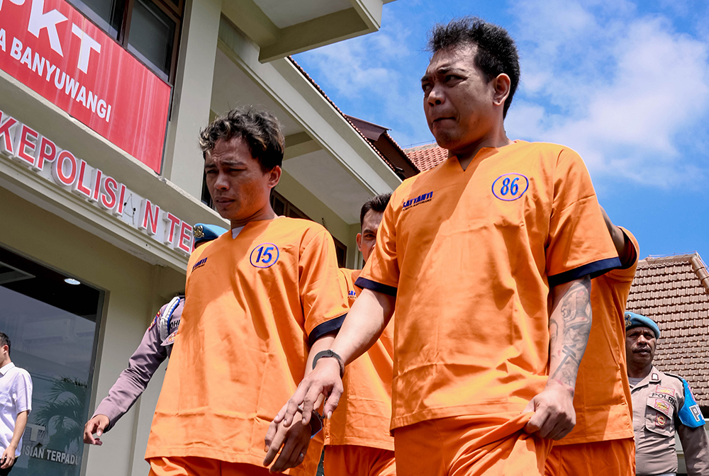 SINDIKAT: Empat tersangka narkoba asal Srono dirilis di hadapan wartawan. Dari tangan sindikat narkoba ini disita barang bukti 1,1 kilogram sabu-sabu.