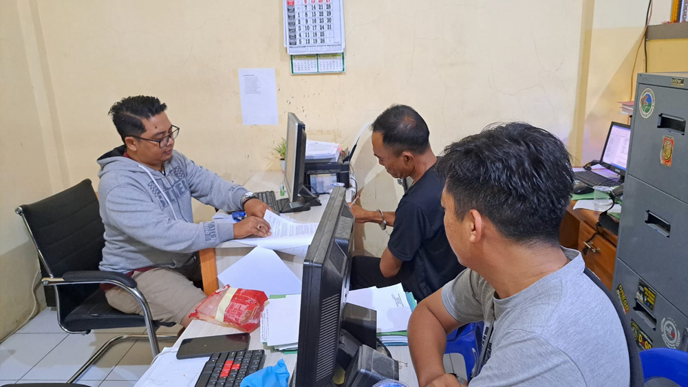 DIKELER: HA, 50, warga Kecamatan Panarukan, dikeler ke ruang sel tahanan Polres Situbondo, Senin (21/10).