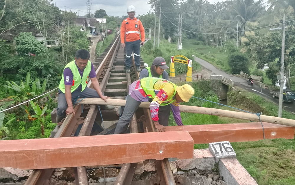 GANTI BAHAN: KAI Daop 9 mengganti ribuan material bantalan rel di jalur kereta Kalibaru.