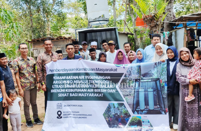 PEDULI: Ketua Tim Pengabdian UNARS Situbondo, Sasmita Sari menyerahkan bantuan alat Teknologi Filtrasi Sinar Ultraviolet untuk warga Desa Telogosari, Kecamatan Sumbermalang, Kamis (24/10).