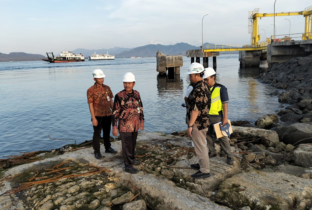 Kasi Teknik Kepelabuhanan UPT PPR Banyuwangi Dishub Jatim Tri Wahyono bersama GM ASDP Ketapang Yani Andrianto memeriksa kondisi dermaga LCM 3 Ketapang, awal Oktober 2024.