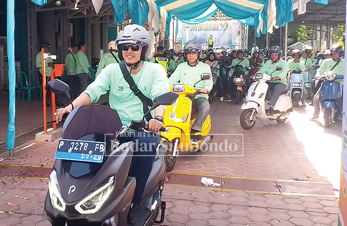 RAMAH LINGKUNGAN: Manager PT. PLN (Persero) UP3 Situbondo, Eka Panji Saptaprasetya mengendarai motor listrik berkonvoi bersama jajaran kepala OPD Pemkab Situbondo dan masyarakat umum.