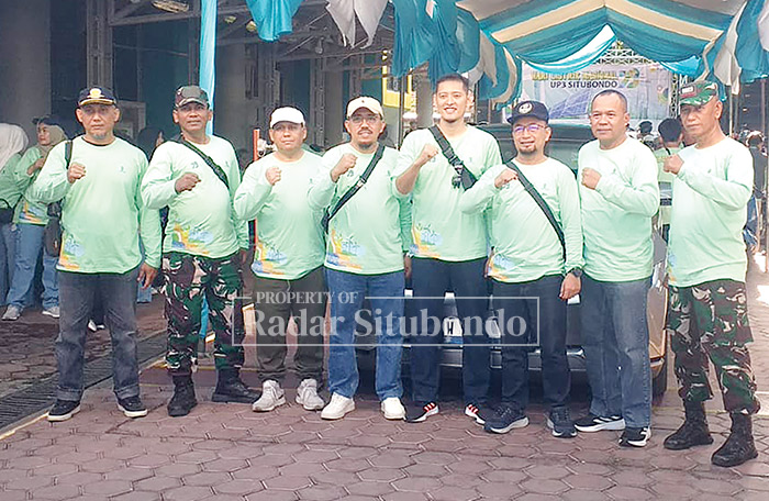 KEPALKAN TANGAN : Manager PT. PLN (Persero) UP3 Situbondo Eka Panji Saptaprasetya bersama jajaran kepala OPD pemkab Situbondo bersinergi ciptakan lingkungan bersih dan indah.