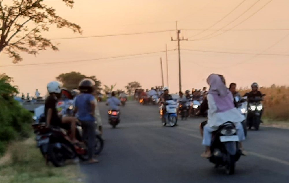 RUTINAN: Puluhan pemuda berkumpul di Jalan Desa Duwet, Kecamatan Panarukan, Situbondo, Minggu (27/10).