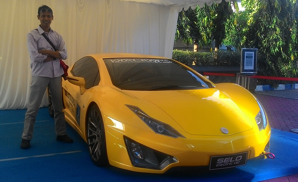 YELLOW SUPERCAR: Mobil listrik jenis sport Selo pernah dipamerkan di halaman Graha Pena Jawa Pos Surabaya.