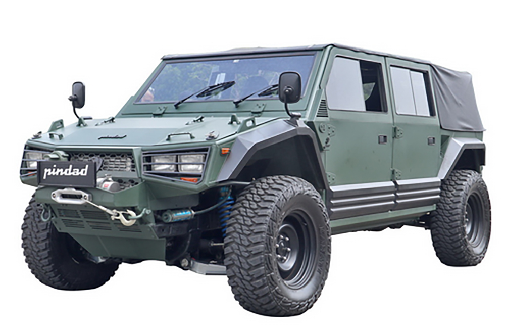 TANGGUH: Tampilan mobil Maung 4x4 warna hijau army buatan PT Pindad Bandung.