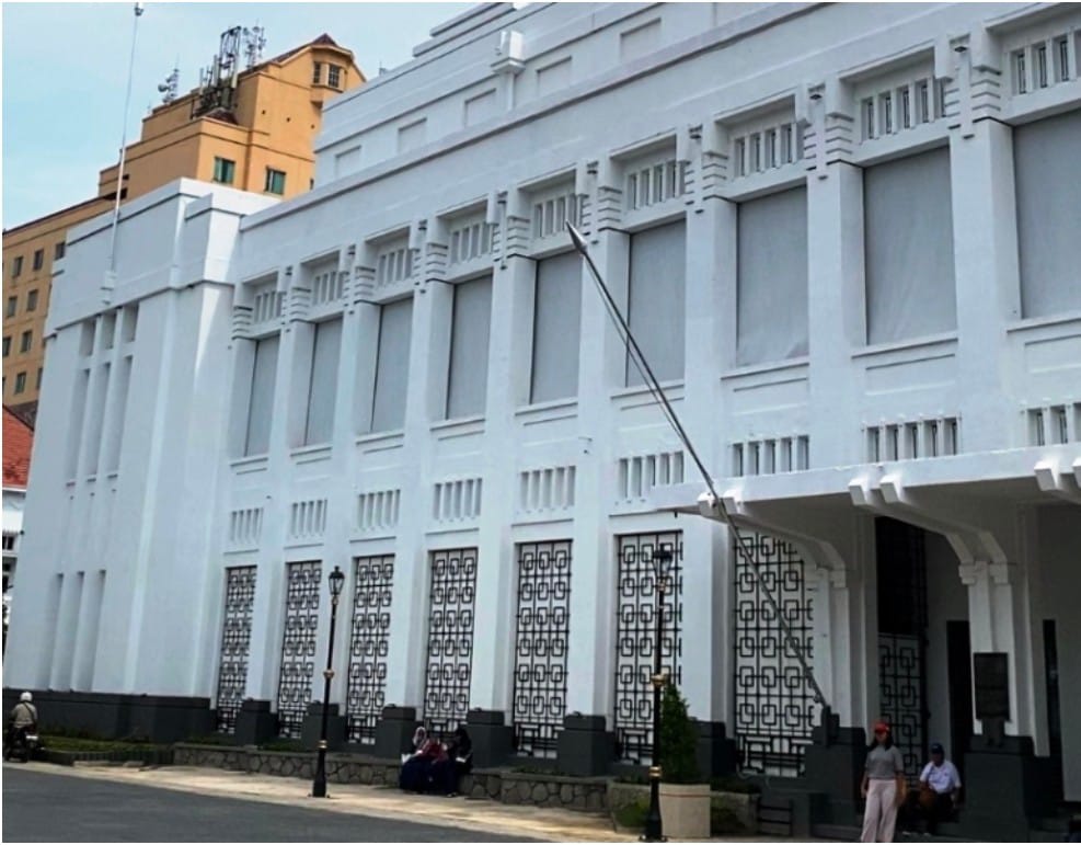 Gedung Internatio di Kompleks Kota Tua Surabaya menampilkan arsitektur gaya Eropa yang masih tampak kokoh bangunannya.