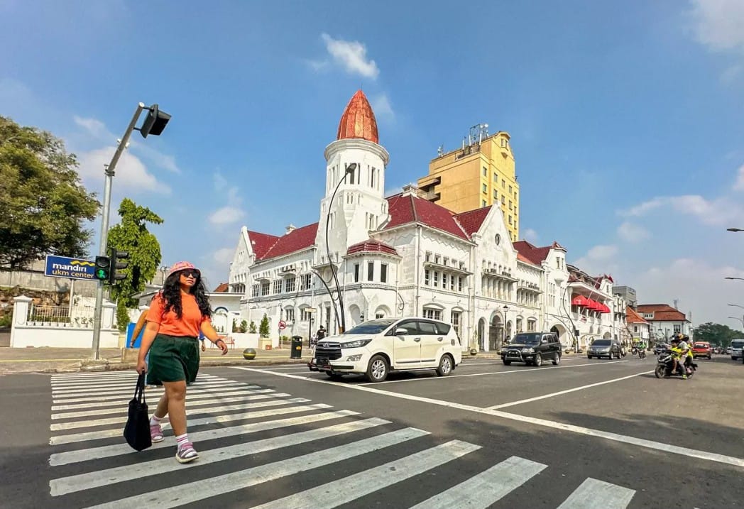 Gedung Cerutu menjadi salah satu spot foto idola bagi pengunjung Kota Tua Surabaya.