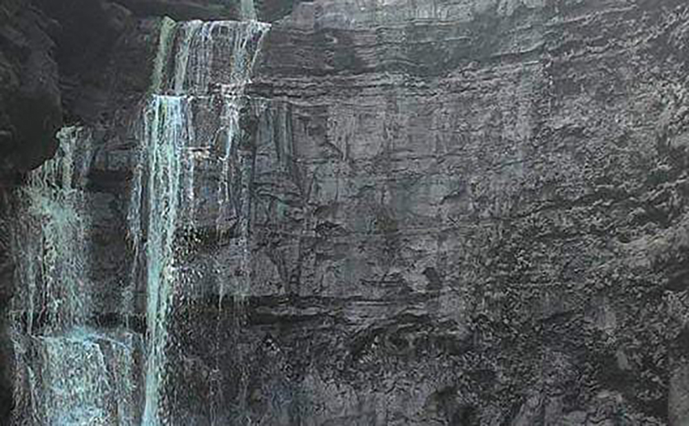 Air terjun Gentongan atau air terjun kue lapis. (Khoirul Rizal/RadarSitubondo.id)