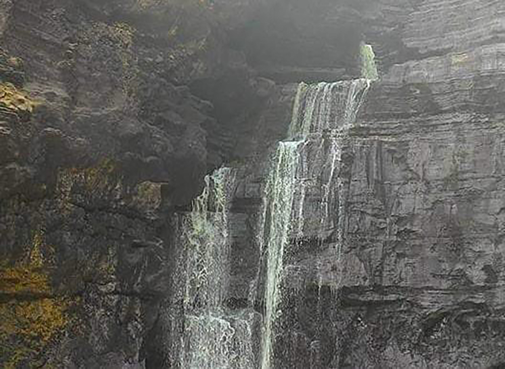 Tebing di Air Terjun Gentongan. (Khoirul Rizal/RadarSitubondo.id)