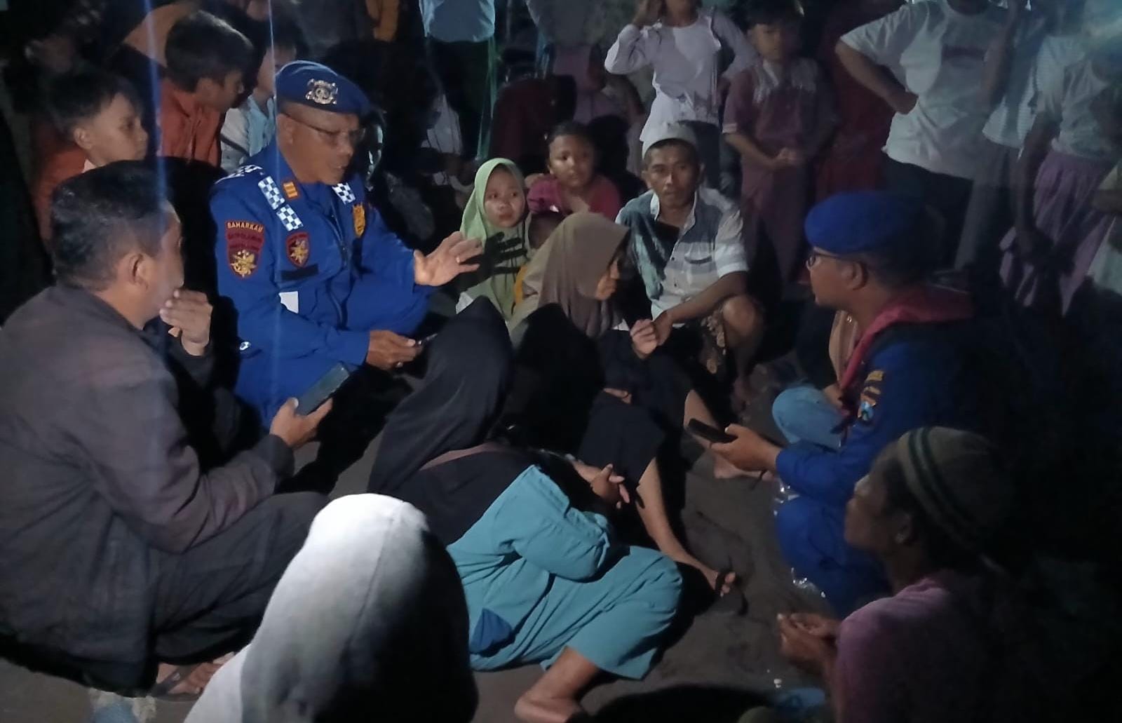 Keluarga korban saat ditenangkan petugas. (Khoirul Rizal/RadarSitubondo.id)