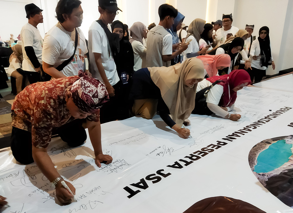Ketua Dewan Kesenian Blambangan (DKB) Hasan Basri (paling kiri) bersama penyair JSAT 2024 menandatangani Maklumat Lembah Ijen, Sabtu (26/10).